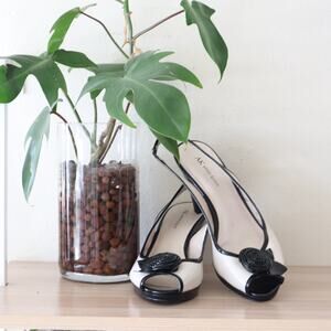 Women's Anne Klein Ivory & Black Flower Accent Peep Toe Sling Back Heels size 10